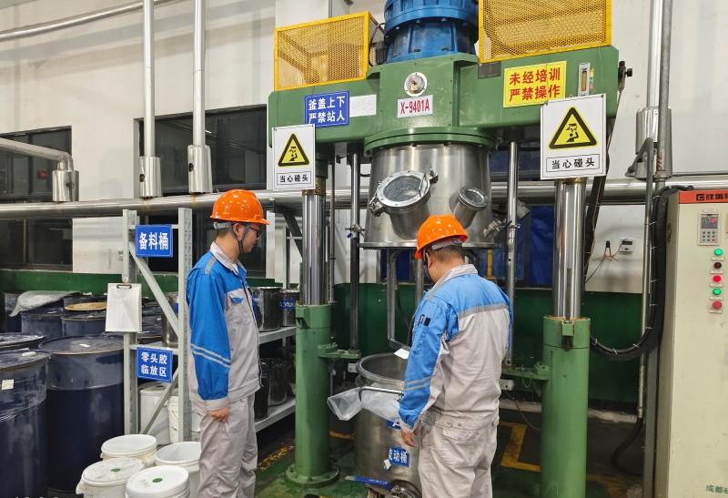 176126931232217507OL.jpg 何一凡.jpg